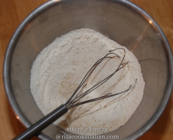 Settacciare la farina, lo zenzero e il bicarbonato insieme